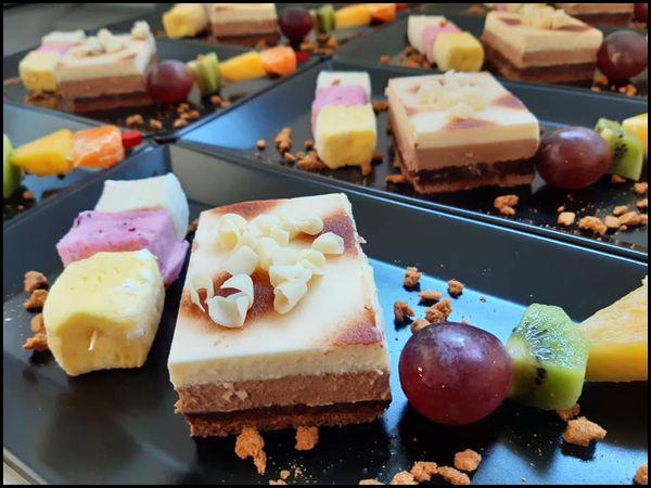 Assiette de desserts individuels et fruits frais