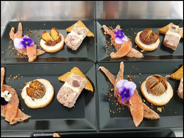 Assiettes individuelles dressées par Arena Traiteur