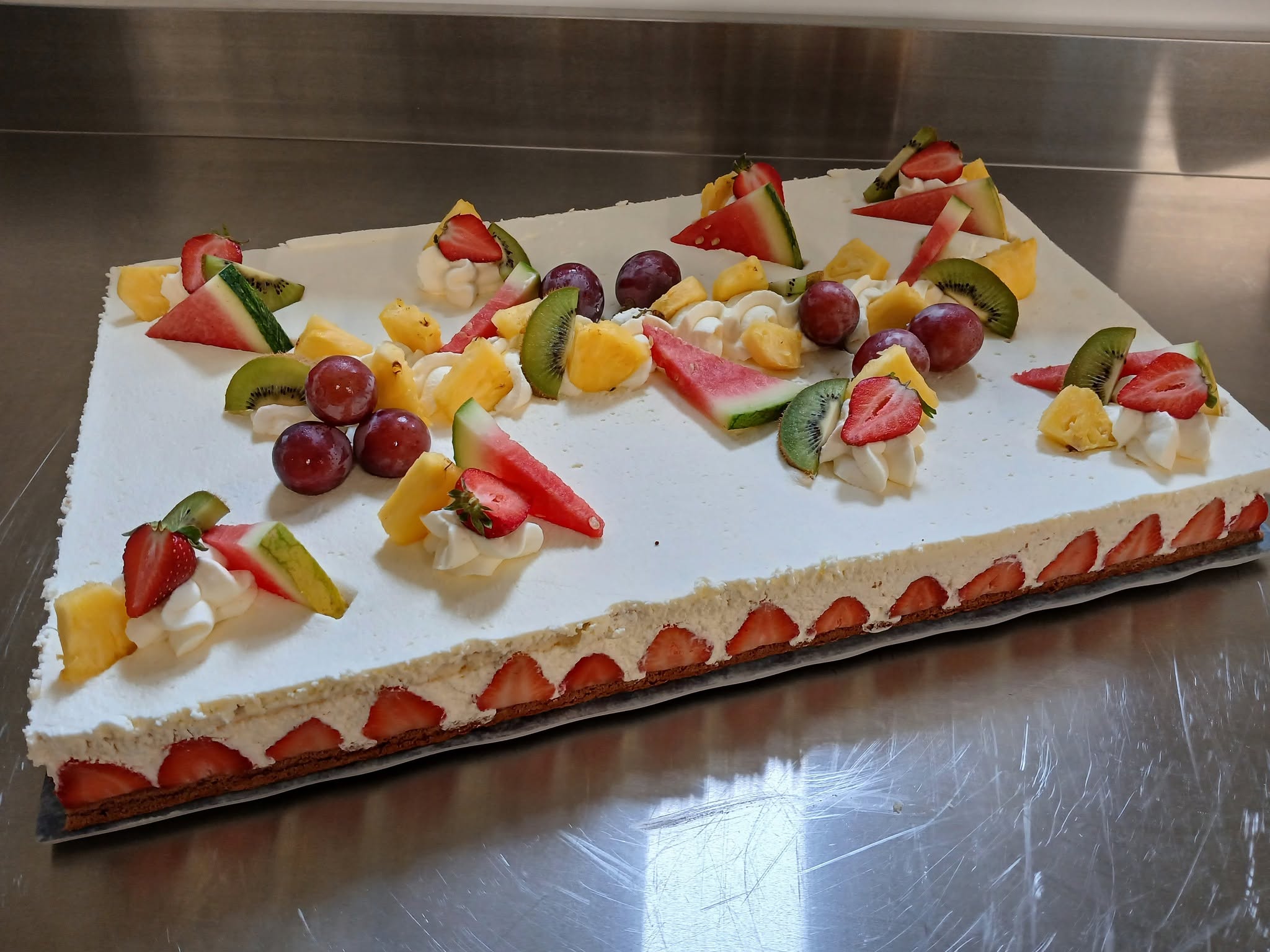 Grand dessert aux fruits frais pour une célébration