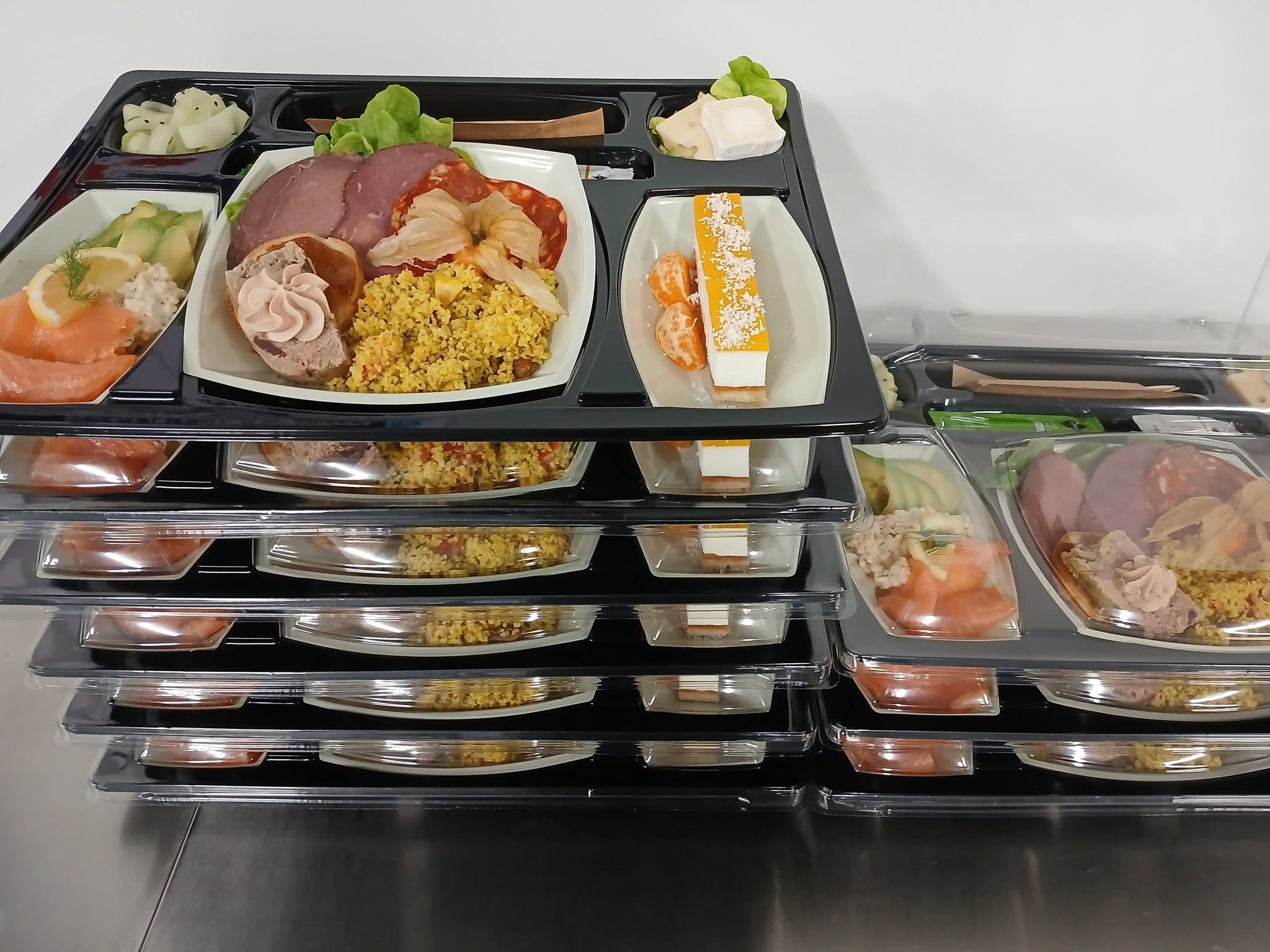Plateaux-repas complets préparés par Arena Traiteur