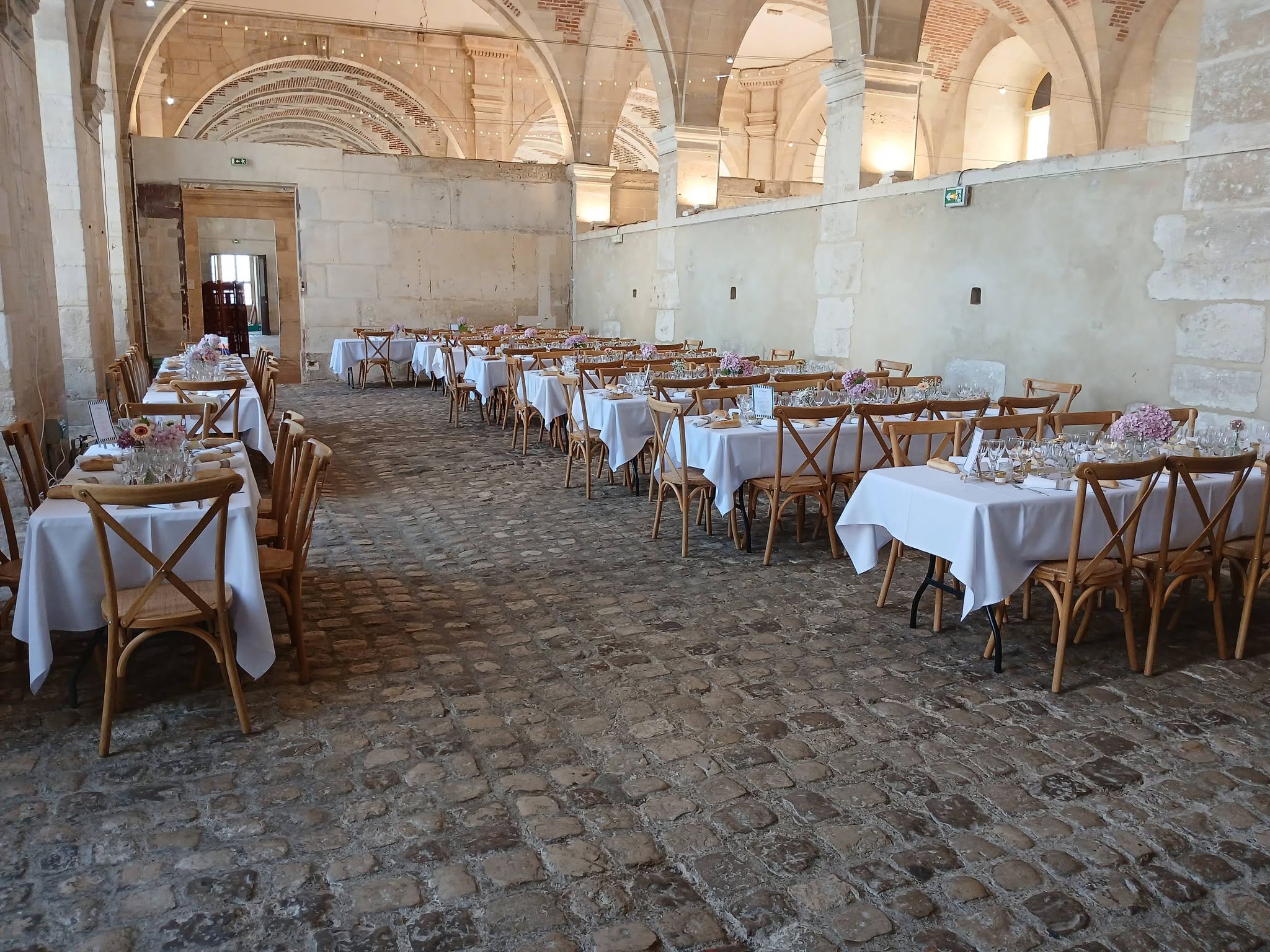 Salle de réception en pierre dressée pour un événement