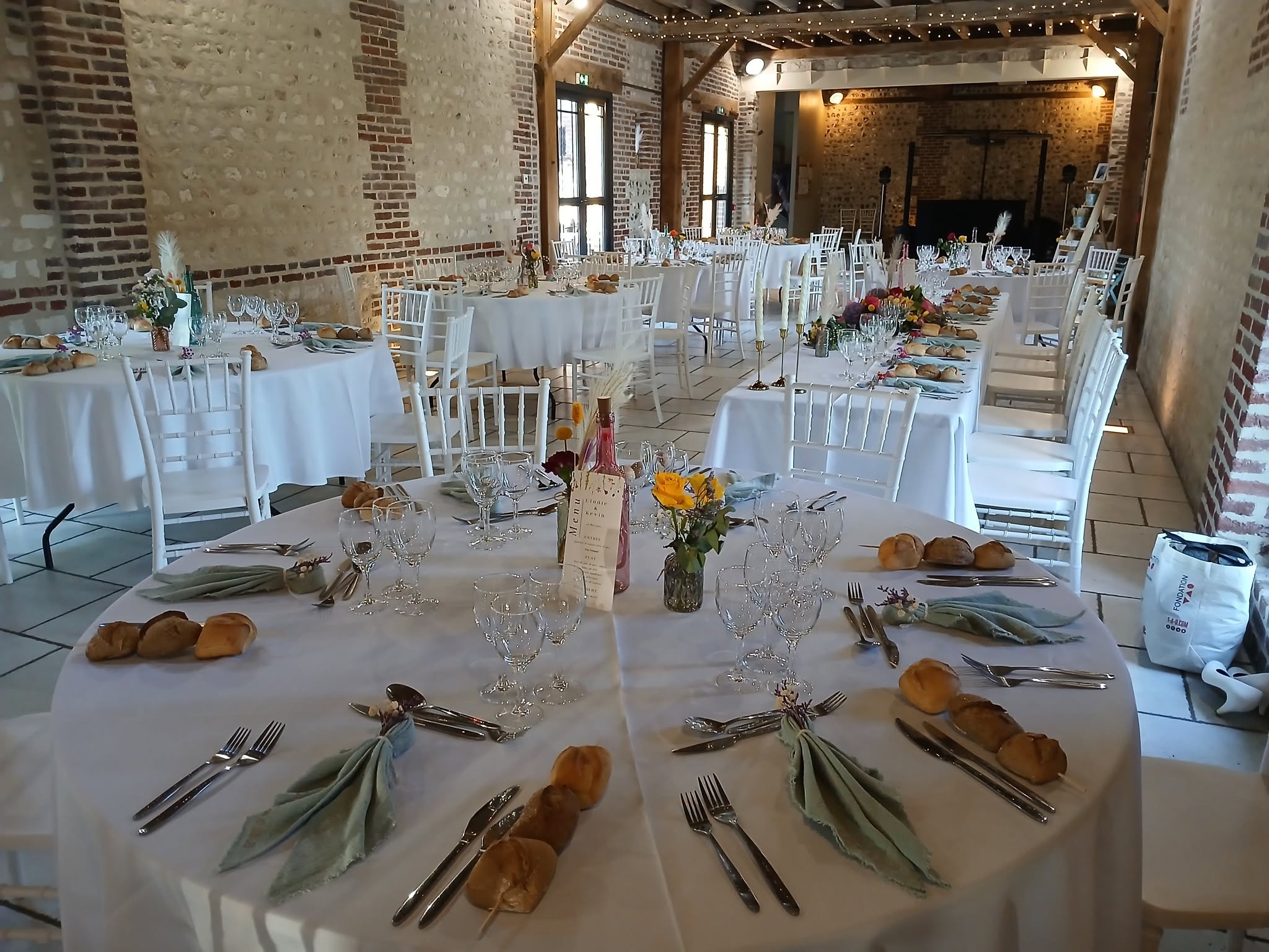Salle de réception en pierre dressée par Arena Traiteur