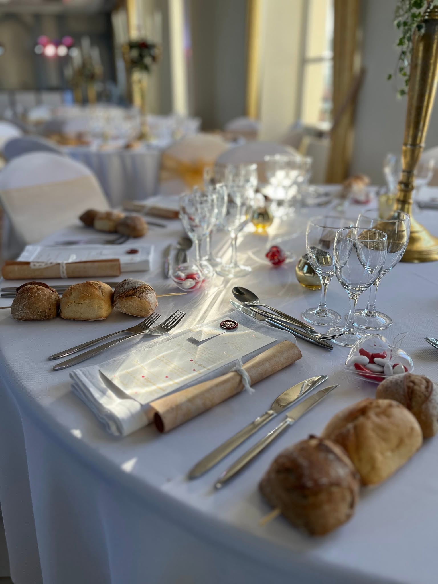 Table élégamment dressée pour une réception Arena Traiteur