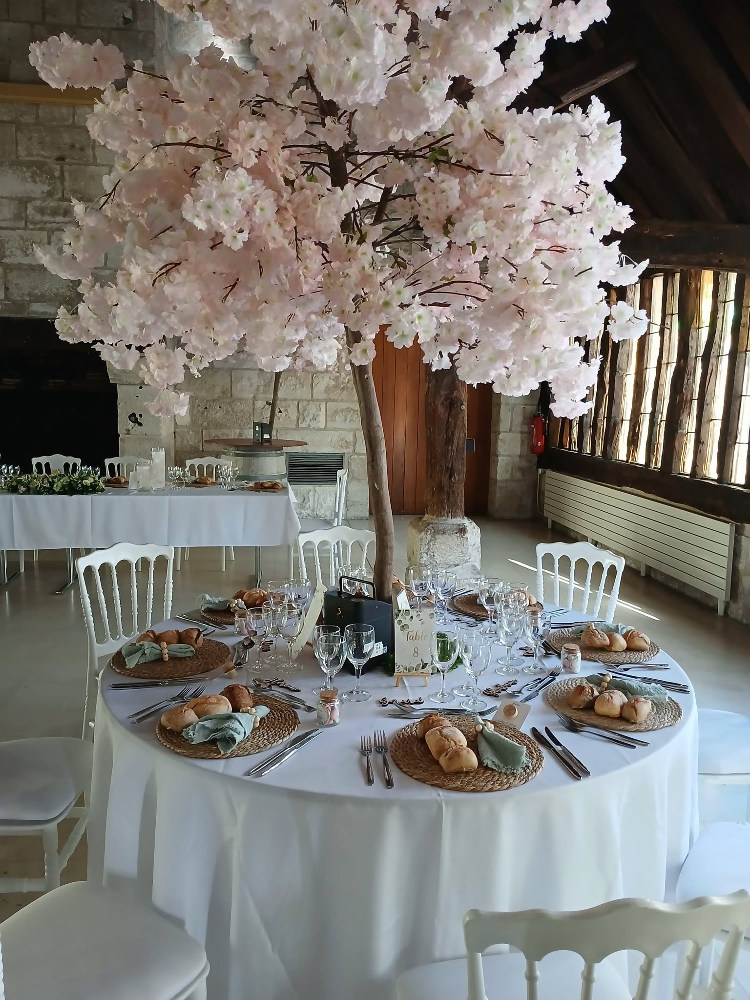 Table de mariage fleurie dressée pour une réception Arena Traiteur